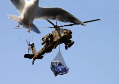 Hélicoptère d‘attaque, AH-64 apache, spécialisé : " Queen‘s recovery in Mini Moke". N.D.A : Saleté de mouette !
